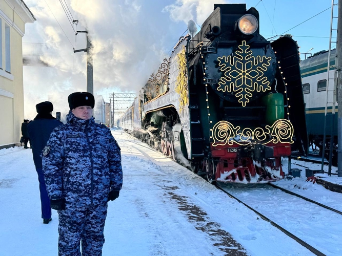 В Оренбурге росгвардейцы обеспечили правопорядок во время прибытия поезда Деда Мороза(ВИДЕО)