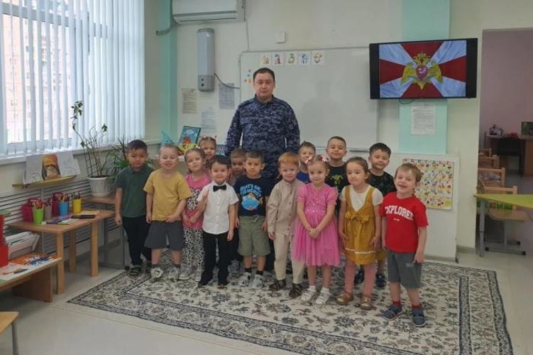 В Оренбурге росгвардейцы провели урок мужества для воспитанников детского сада