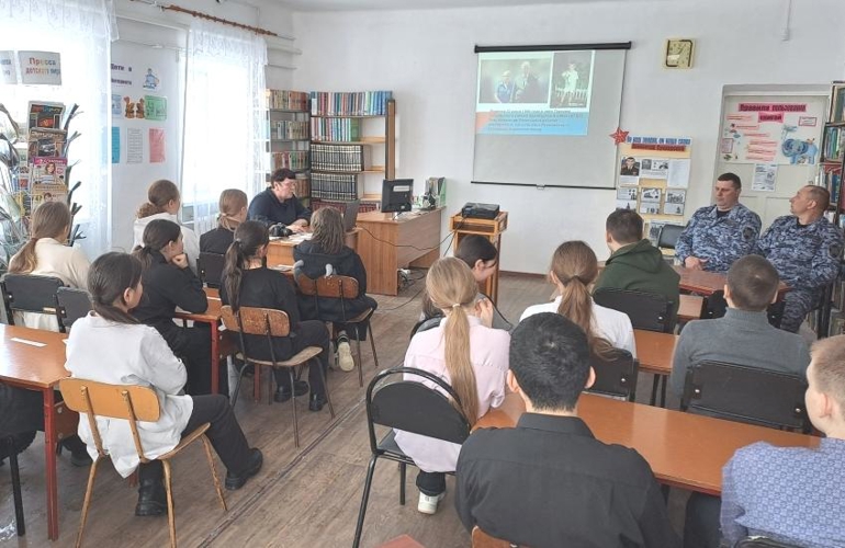 В Оренбургской области росгвардейцы провели урок мужества для школьников