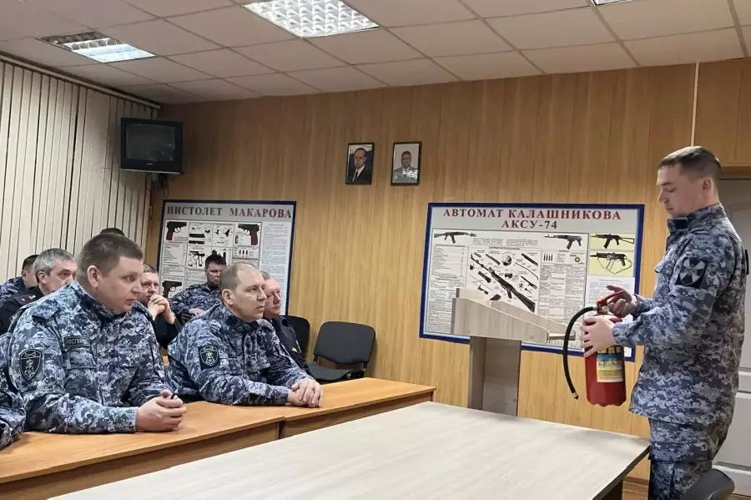 В Бузулуке с росгвардейцами проведено занятие по обеспечению пожарной безопасности на занимаемых объектах