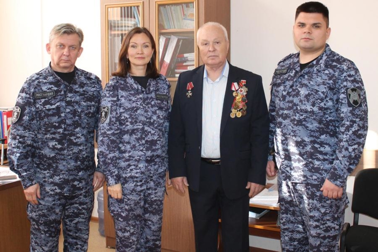 В Оренбурге росгвардейцы встретились с ветераном вневедомственной охраны полковником милиции в отставке Валерием Коноваловым