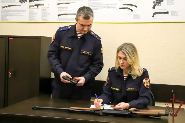 Сотрудники подразделений государственного контроля и лицензионно-разрешительной работы Росгвардии отмечают профессиональный праздник (видео)