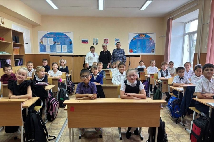 В Оренбургской области росгвардейцы провели урок мужества, посвященный 10-летию со дня образования Росгвардии и 215-летию  формирования   войск   правопорядка 