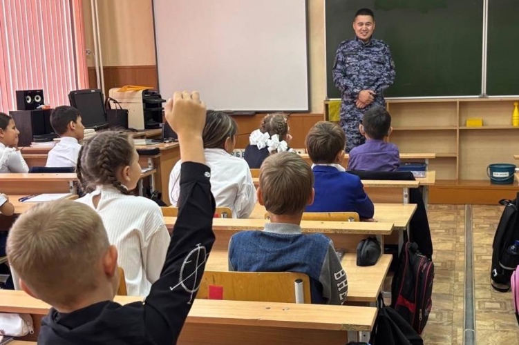 В Оренбургской области росгвардейцы провели урок мужества, посвященный 10-летию со дня образования Росгвардии и 215-летию  формирования   войск   правопорядка 