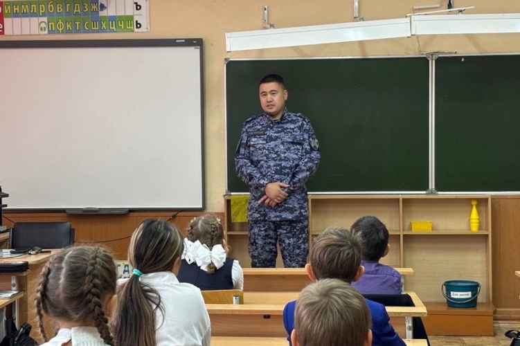В Оренбургской области росгвардейцы провели урок мужества, посвященный 10-летию со дня образования Росгвардии и 215-летию  формирования   войск   правопорядка 