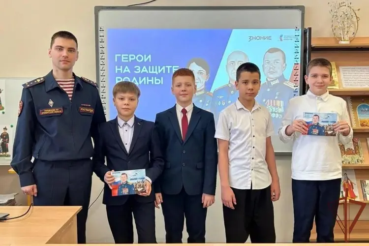 В Оренбурге росгвардеец провел урок мужества и рассказал школьникам о службе в ведомстве 