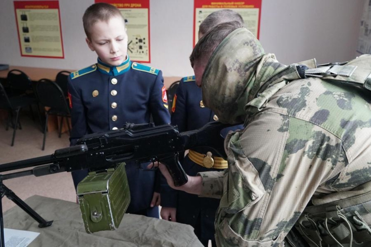 В преддверии празднования Дня войск национальной гвардии Российской Федерации сотрудники оренбургского ОМОН провели день открытых дверей для кадет