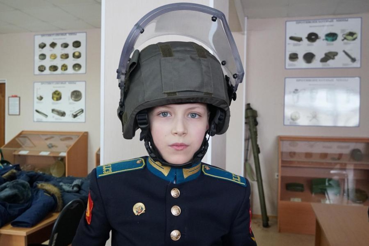 В преддверии празднования Дня войск национальной гвардии Российской Федерации сотрудники оренбургского ОМОН провели день открытых дверей для кадет
