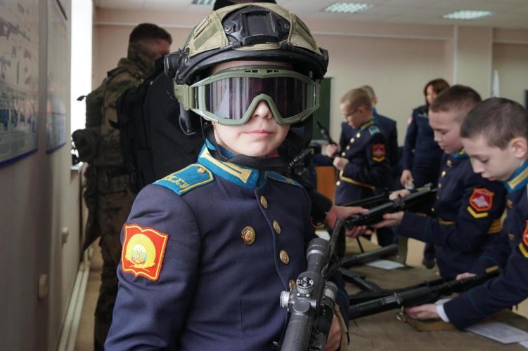 В преддверии празднования Дня войск национальной гвардии Российской Федерации сотрудники оренбургского ОМОН провели день открытых дверей для кадет