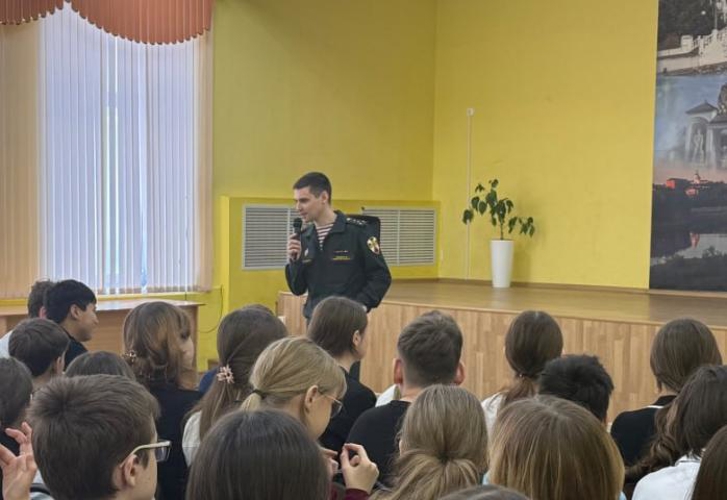В Оренбурге в преддверии празднования Дня войск национальной гвардии Российской Федерации росгвардеец встретился с молодежью