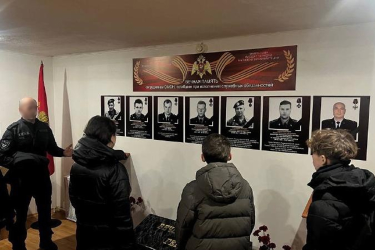 В Оренбурге бойцы ОМОН провели день открытых дверей для школьников