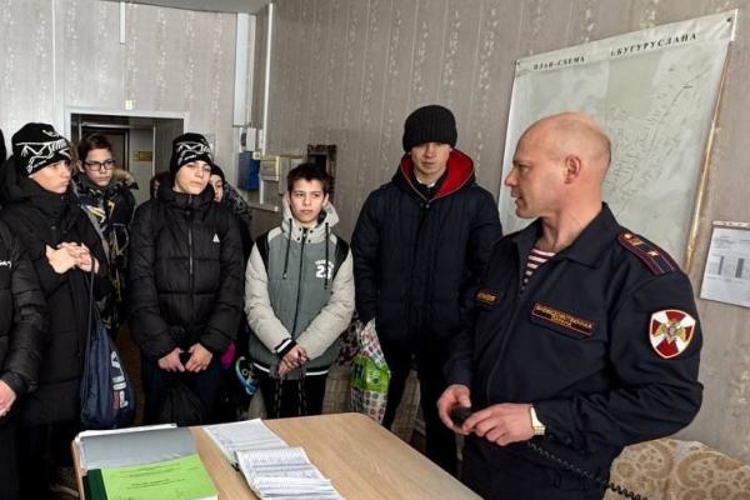 Росгвардейцы провели экскурсию для учащихся гимназии