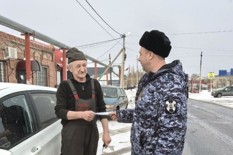  В Оренбургской области росгвардейцы проводят беседы с гражданами о способах защиты имущества
