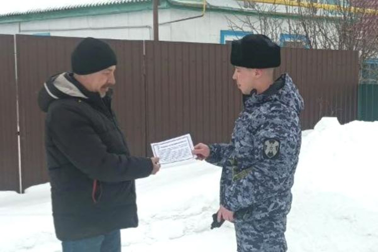  В Оренбургской области росгвардейцы проводят беседы с гражданами о способах защиты имущества