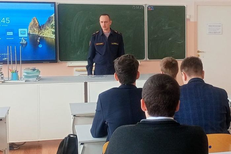 В Оренбургской области росгвардейцы провели урок мужества для учащихся  старших классов 