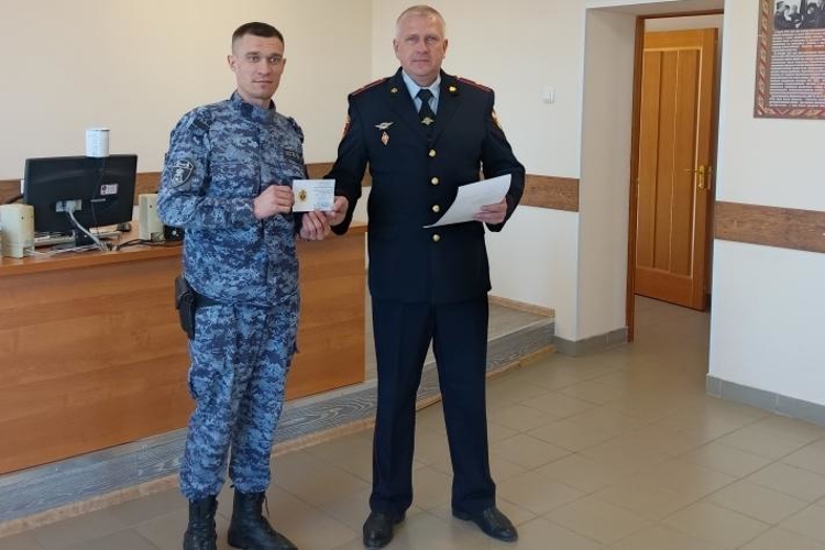 В Оренбургской области отличившимся сотрудникам вневедомственной охраны Росгвардии были вручены знаки отличия