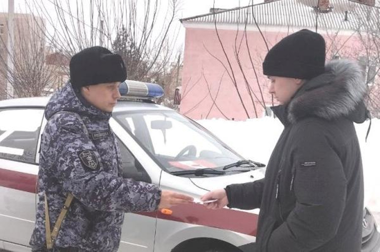  В Оренбургской области росгвардейцы проводят беседы с гражданами о способах защиты имущества