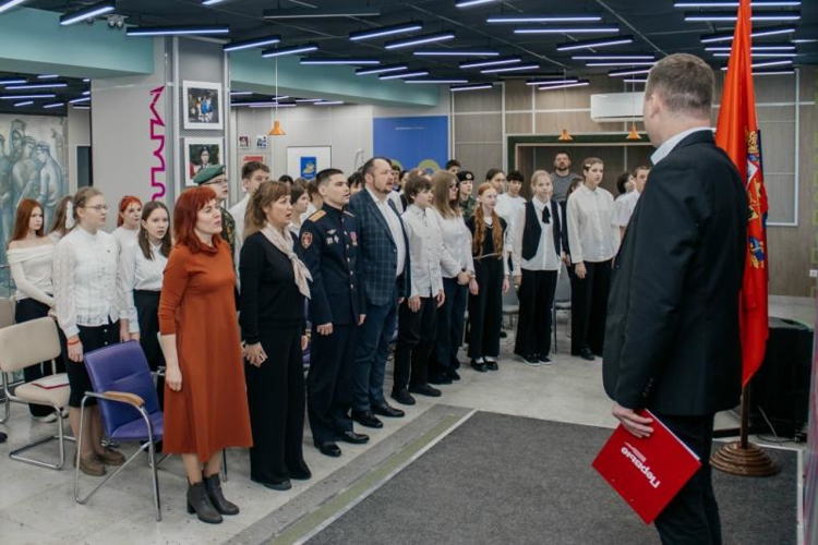 В Оренбурге росгвардеец принял участие в торжественном вручении паспортов гражданина Российской Федерации