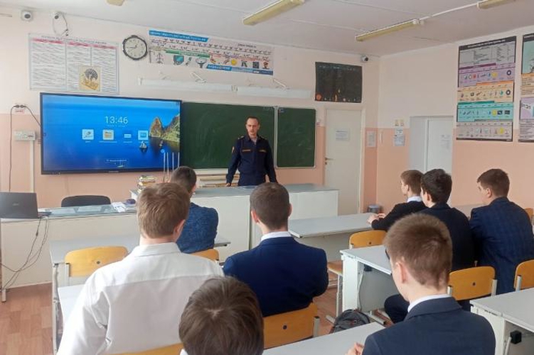 В Оренбургской области росгвардейцы провели урок мужества для учащихся  старших классов 