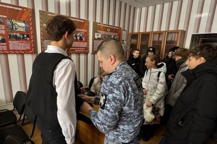 Росгвардейцы провели экскурсию для учащихся гимназии