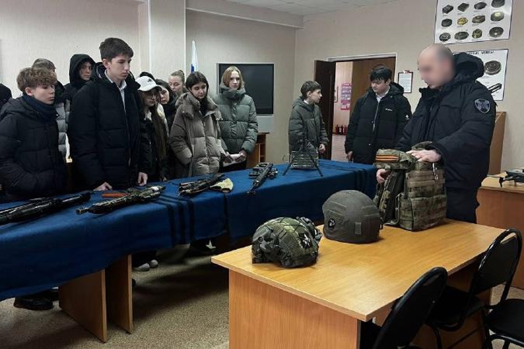 В Оренбурге бойцы ОМОН провели день открытых дверей для школьников