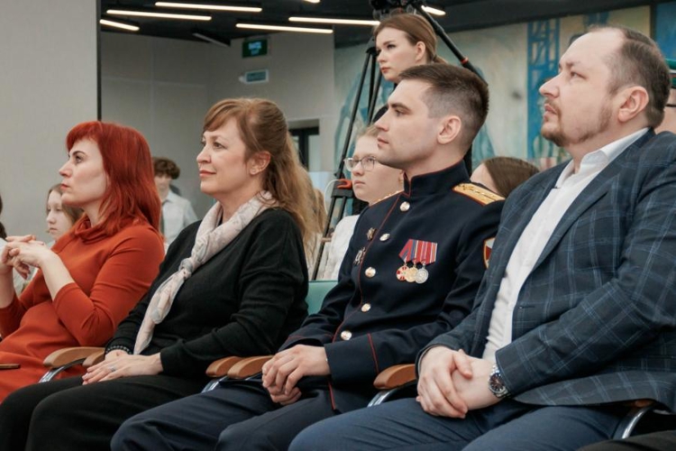 В Оренбурге росгвардеец принял участие в торжественном вручении паспортов гражданина Российской Федерации