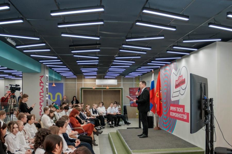 В Оренбурге росгвардеец принял участие в торжественном вручении паспортов гражданина Российской Федерации