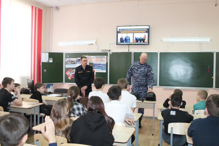 В Оренбурге росгвардейцы провели урок мужества для школьников
