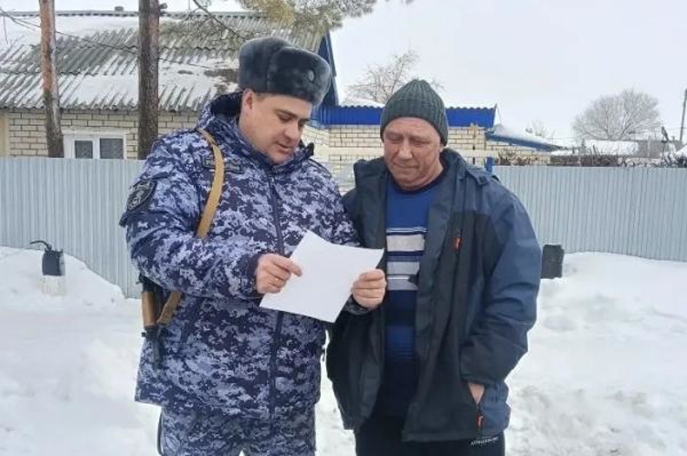 В рамках акции «Безопасный дом, подъезд, квартира» росгвардейцы провели беседу с гражданами о способах защиты имущества