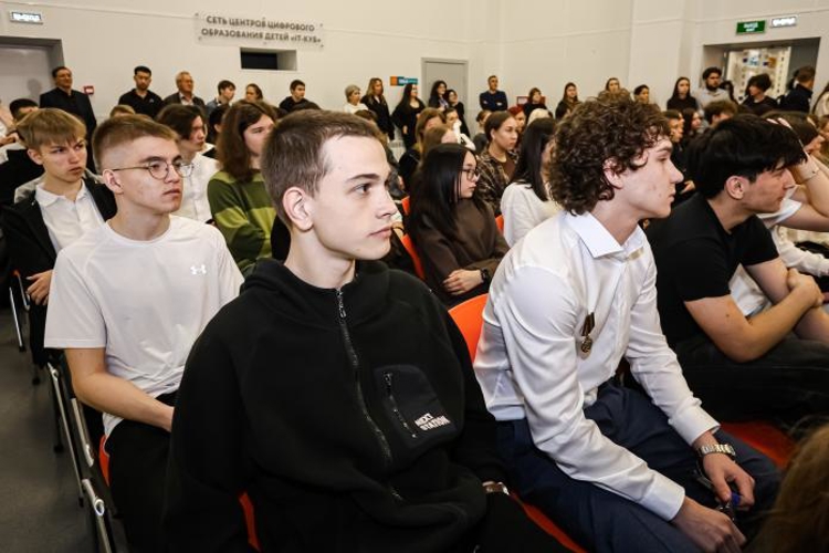 В Оренбурге заместитель начальника Управления Росгвардии по Оренбургской области вручил студенту медаль «За содействие в Специальной военной операции»