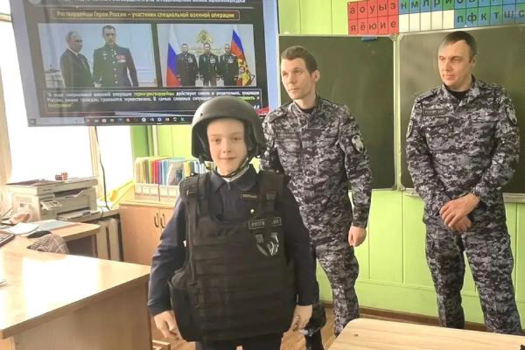 В Оренбурге росгвардейцы провели урок мужества для учащихся гимназии 
