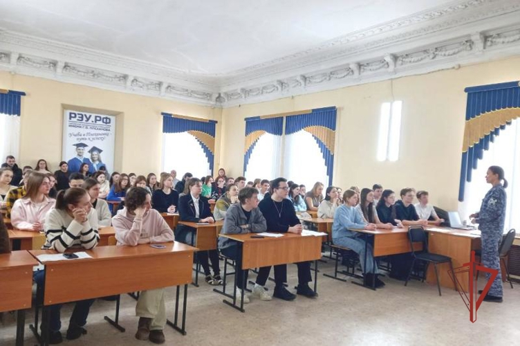 В Оренбурге росгвардейцы рассказали студентам об основных целях и задачах вневедомственной охраны, а также об условиях поступления на службу в Росгвардию