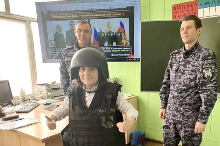 В Оренбурге росгвардейцы провели урок мужества для учащихся гимназии 