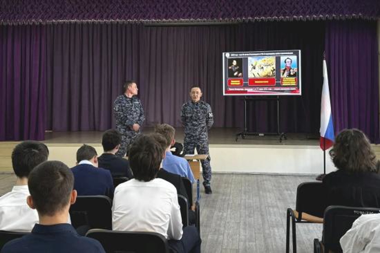 В Оренбурге сотрудники вневедомственной охраны Росгвардии провели урок мужества для учащихся гимназии 