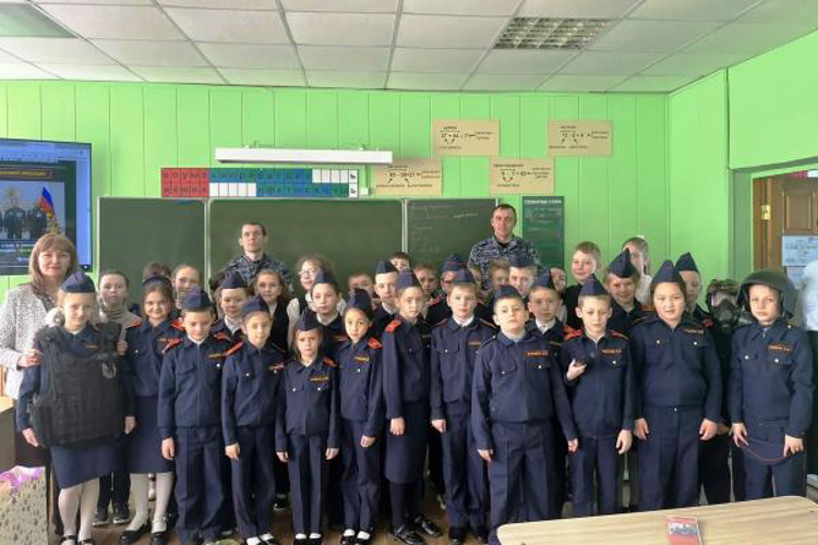 В Оренбурге росгвардейцы провели урок мужества для учащихся гимназии