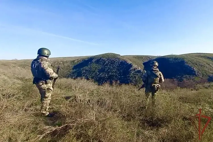 Сотрудники и военнослужащие Росгвардии принимают участие в розыске особо опасного преступника в Оренбургской области (видео)