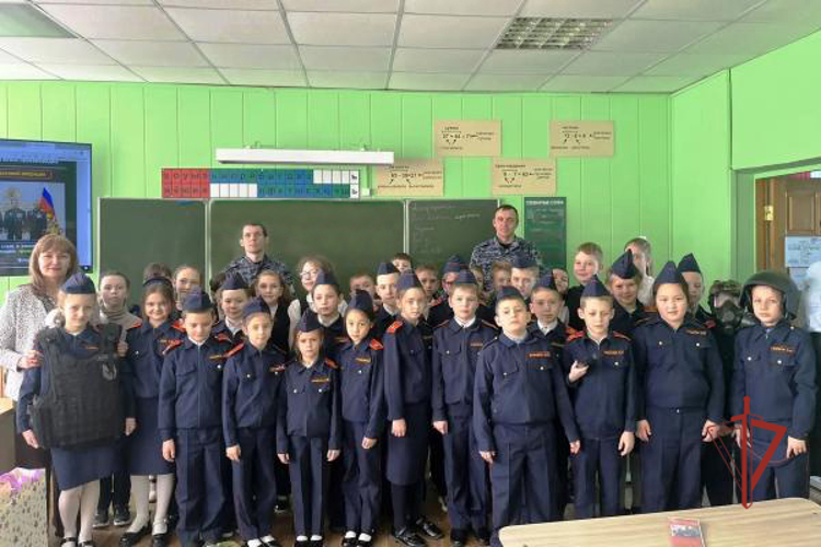 В Оренбурге росгвардейцы провели урок мужества для учащихся гимназии 