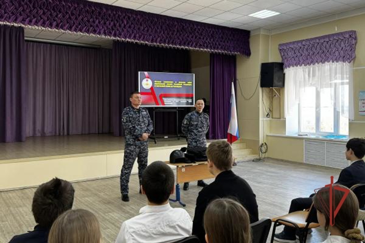 В Оренбурге сотрудники вневедомственной охраны Росгвардии провели урок мужества для учащихся гимназии 