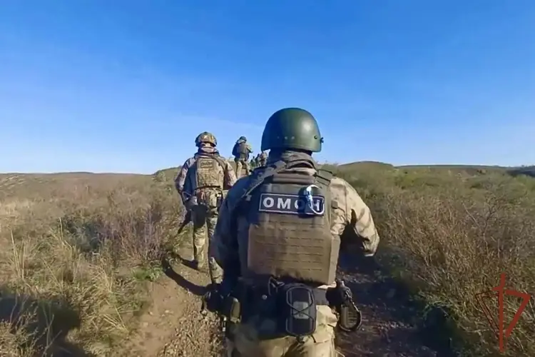 Сотрудники и военнослужащие Росгвардии принимают участие в розыске особо опасного преступника в Оренбургской области (видео)