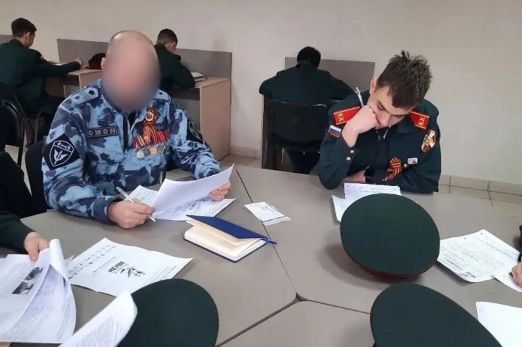 В Оренбурге росгвардейцы написали «Диктант Победы»  (видео)