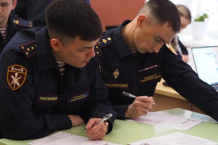 В Оренбурге росгвардейцы написали «Диктант Победы»  (видео)