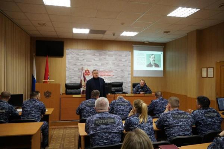 В Оренбурге представитель Российского общества «Знание» провел встречу с росгвардейцами