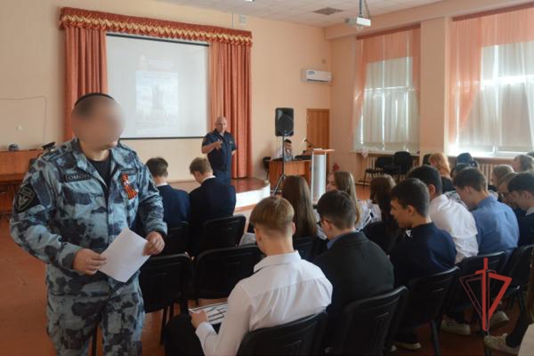В Оренбурге сотрудники ОМОН и территориального Управления Росгвардии рассказали учащимся старших классов о службе в ведомстве 