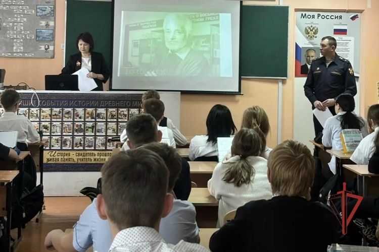 В Оренбурге росгвардеец провел урок мужества и рассказал школьникам о возможности поступления в высшие учебные заведения войск национальной гвардии