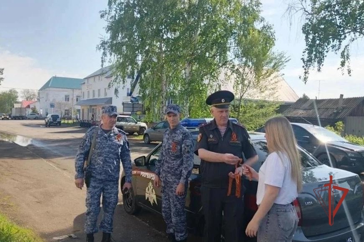 В Оренбургской области сотрудники вневедомственной охраны Росгвардии приняли участие в акции «Георгиевская ленточка"