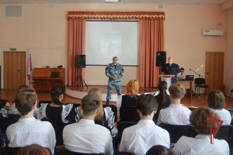 В Оренбурге сотрудники ОМОН и территориального Управления Росгвардии рассказали учащимся старших классов о службе в ведомстве 