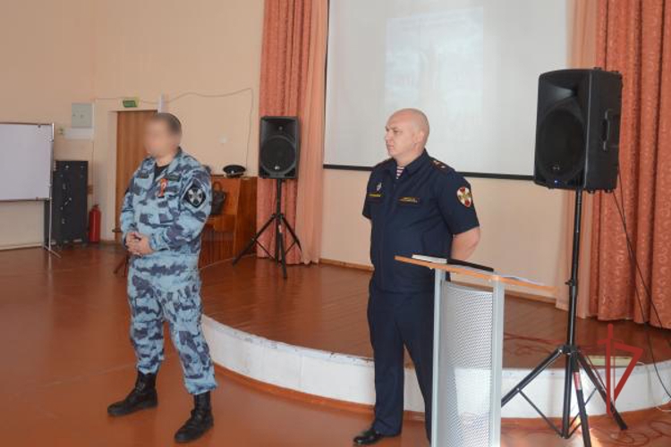 В Оренбурге сотрудники ОМОН и территориального Управления Росгвардии рассказали учащимся старших классов о службе в ведомстве 