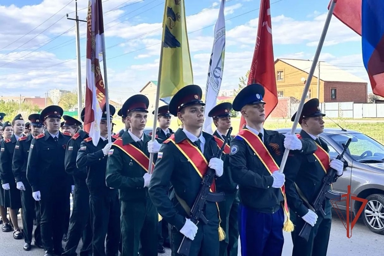 В Оренбурге подшефные Росгвардии кадеты присоединились к акции «Парад у дома ветерана»