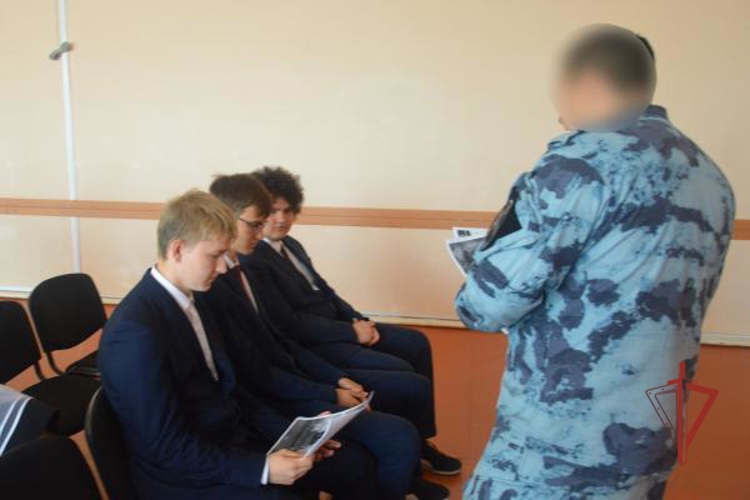 В Оренбурге сотрудники ОМОН и территориального Управления Росгвардии рассказали учащимся старших классов о службе в ведомстве 