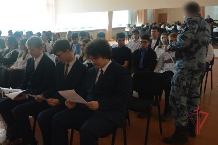 В Оренбурге сотрудники ОМОН и территориального Управления Росгвардии рассказали учащимся старших классов о службе в ведомстве
